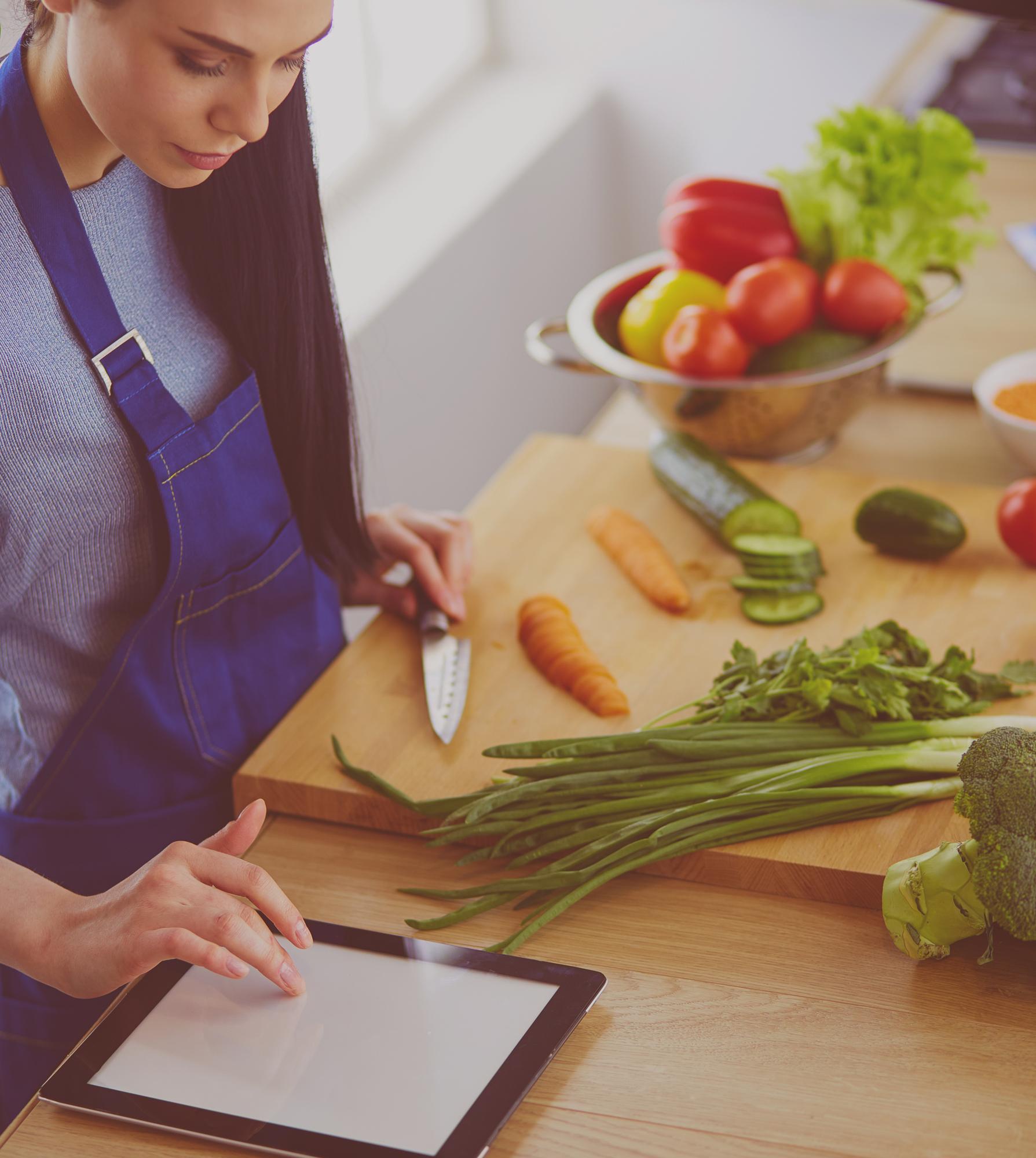 Banco cucina con ingredienti freschi e note